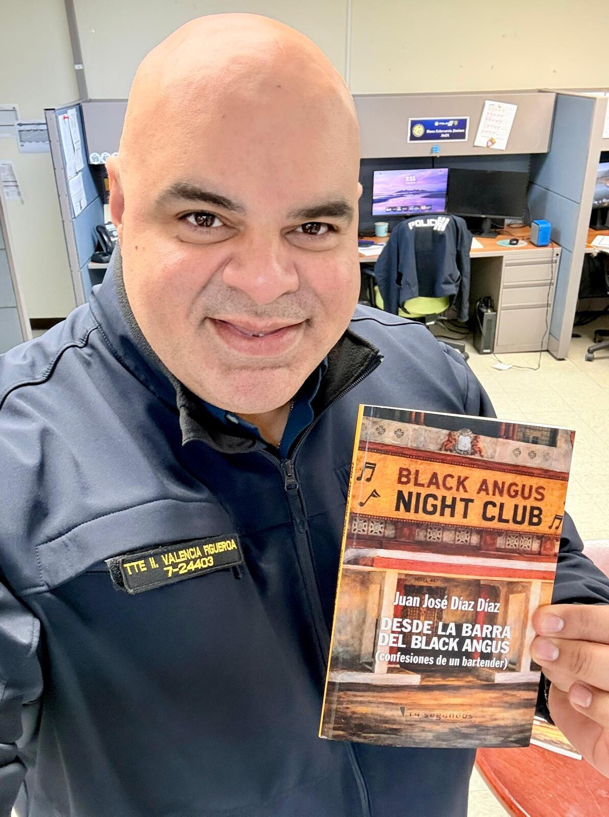 "Me encanta el contenido, cuando digo que continúo mañana la lectura, es cuando más interesante se pone, en fin, felicito a mi amigo Juan José por compartir vivencias históricas e interesantes." -Teniente Axel Valencia, Arecibo.