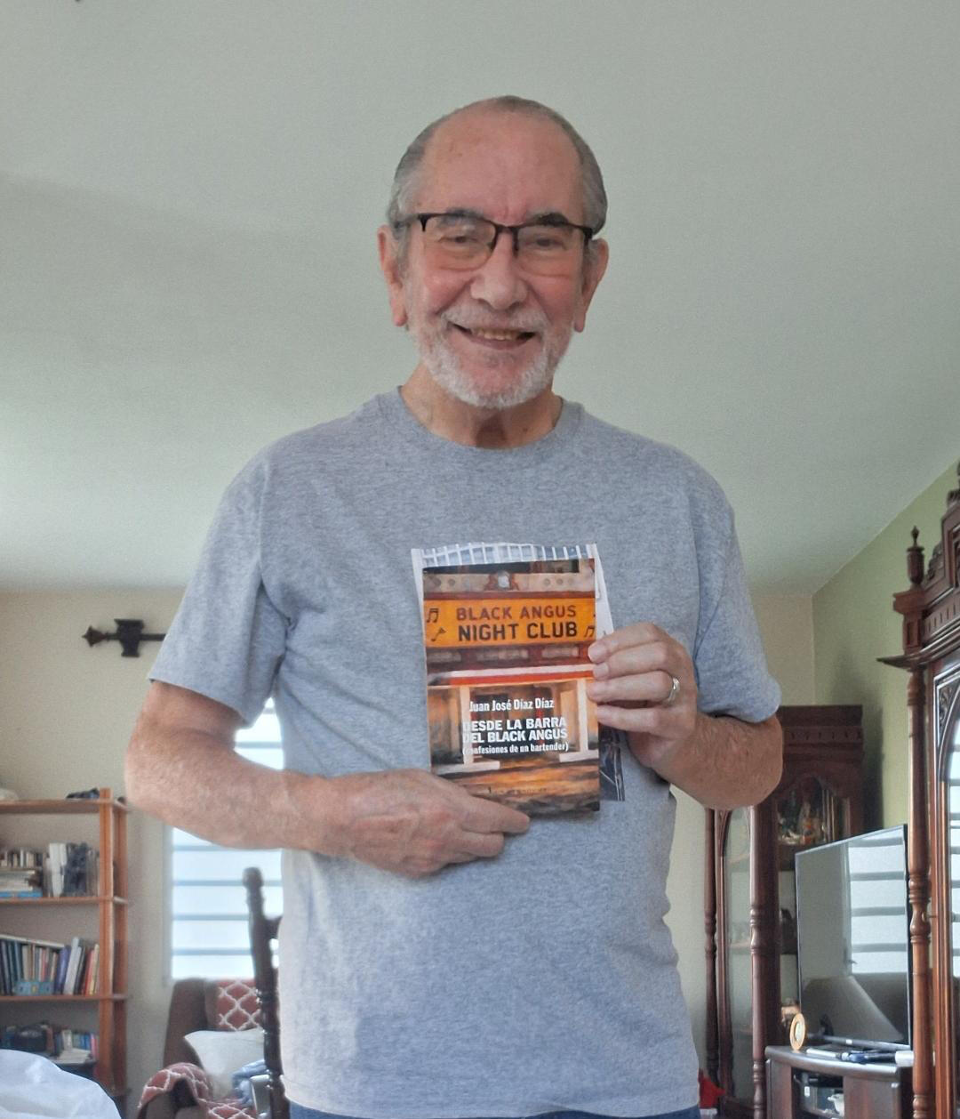 El libro está muy interesante por la historia del lugar. Desarrollado en una forma muy sencilia y "peculiar"; demostrando su estilo. El vocablo está perfecto. Le deseo mucho éxito... asunto que sé no se le hará difícil. -Dr. Roberto Hau, Hatillo.