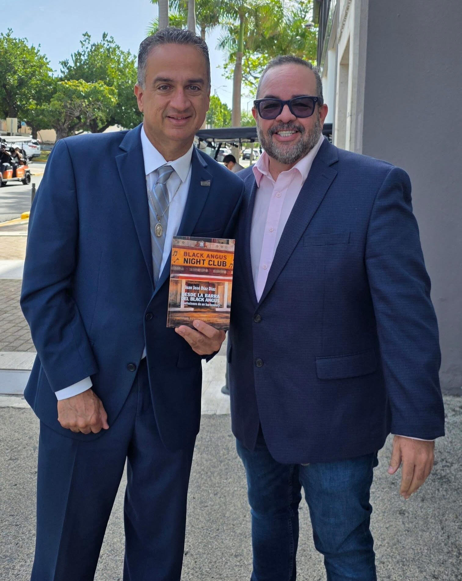 En palabras pueblerinas del boricua: "Este libro es un palo". -Rafael "June" Rivera, Naranjito.