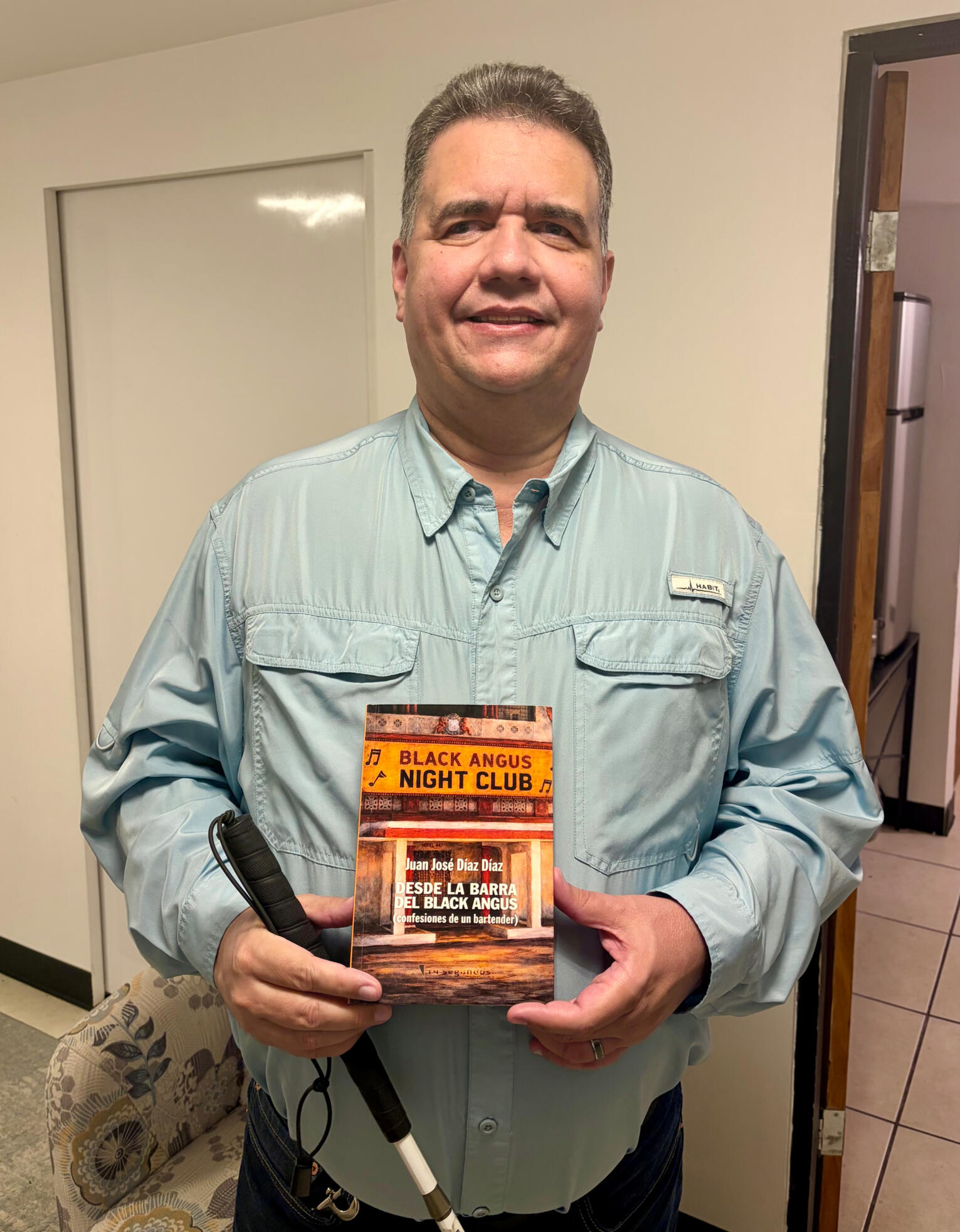 Yo lo leí y me gustó mucho. Juanjo nos cuenta historias y sucesos reales. Quién mejor que un bartender que tenía un palco privado en medio del salón para contarnos lo que vio y calló por tanto tiempo. -Carlos Contreras, San Juan.