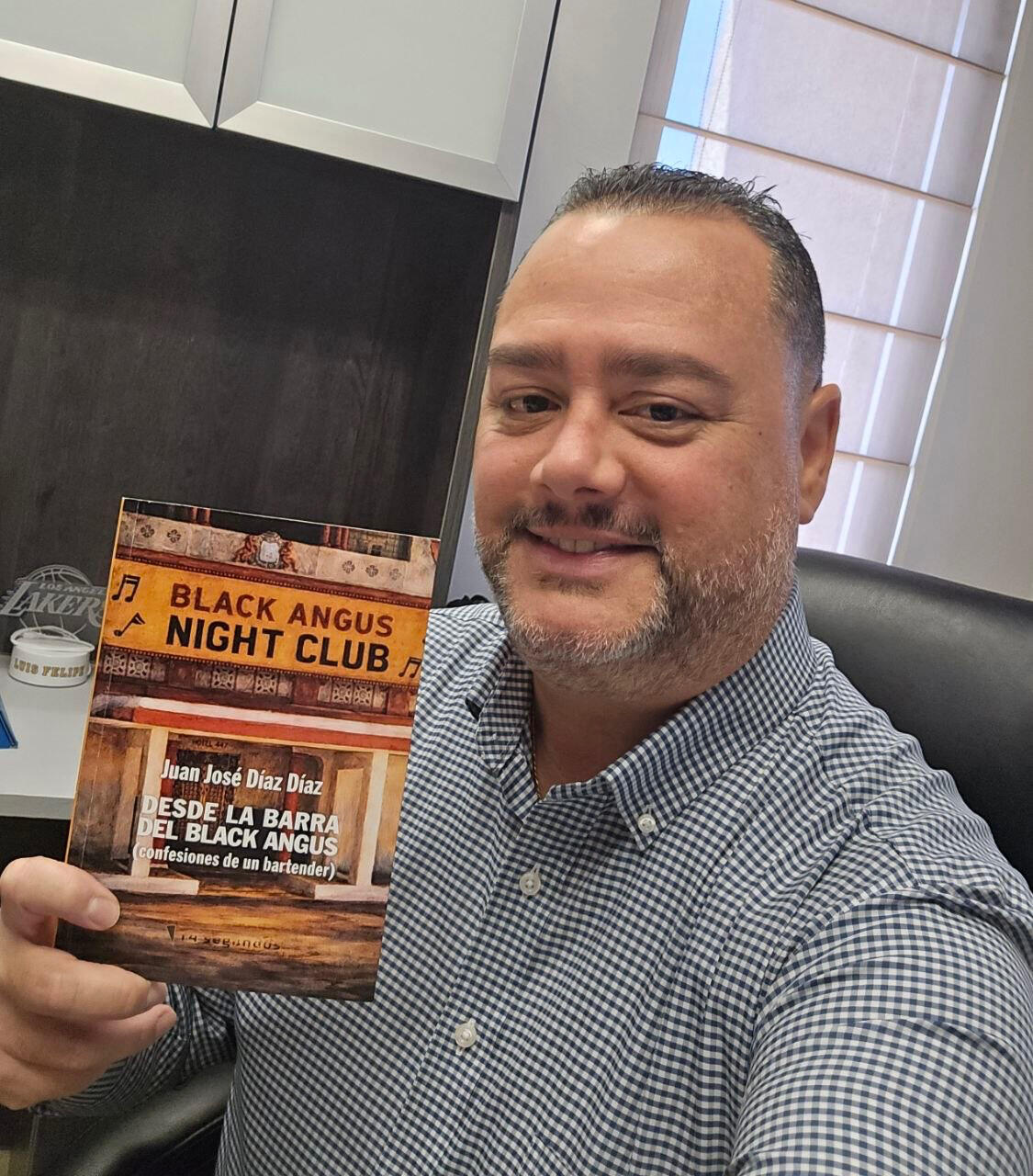 Un libro donde Juanjo captura la esencia de un bar poco convencional, lleno de experiencias reales, relatadas con su acostumbrado humor natural. “Entre copa y copa, asoman los momentos que normalmente no se cuentan.” -Luis Colón,