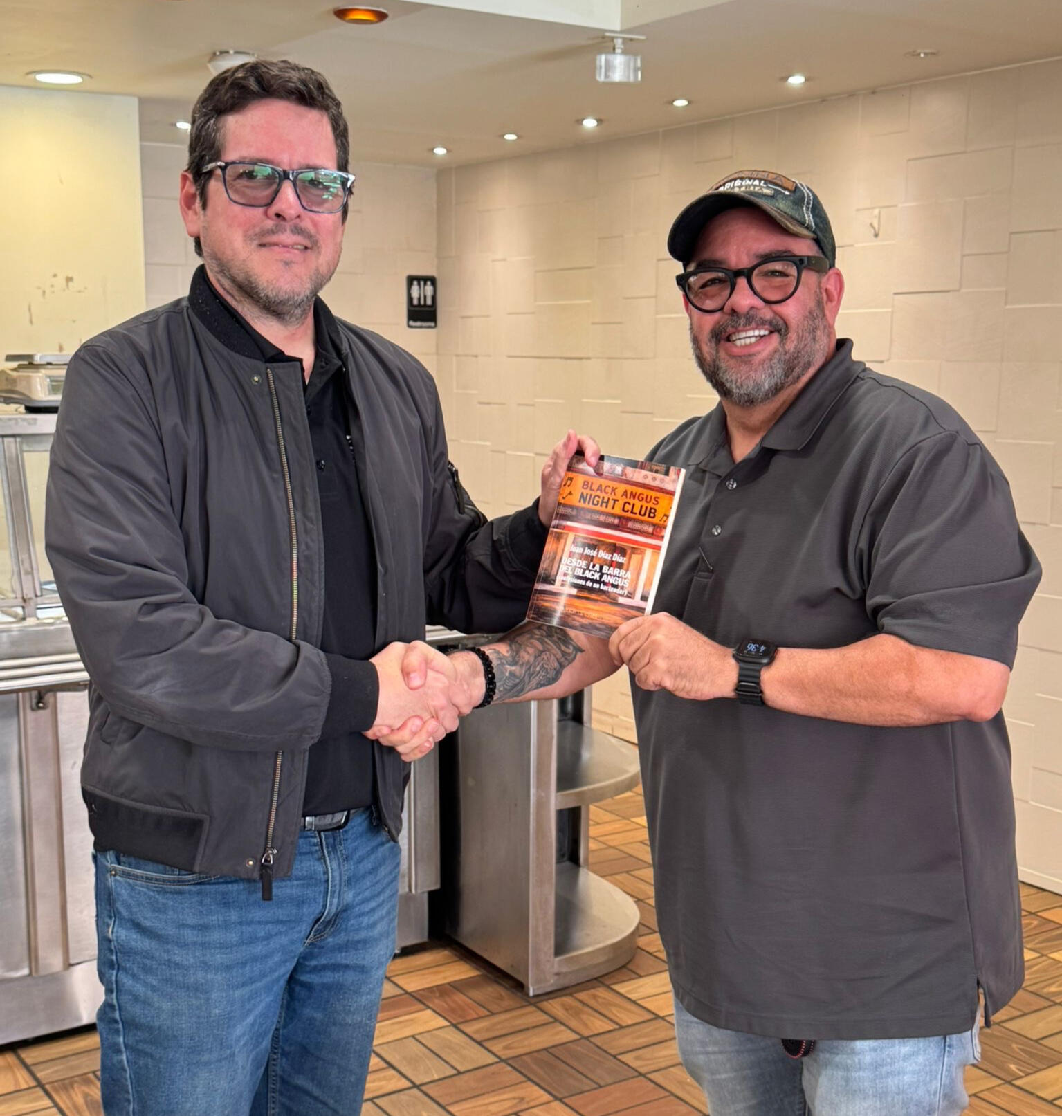 "Una obra maestra en palabras de pueblo, con un humor exquisito y mucho misterio. ¡Me encantó!" -Joel Seijo, Morovis.